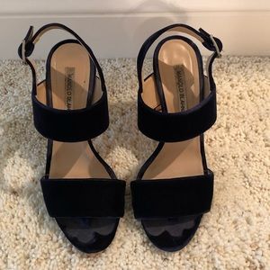 Manolo Blahnik ‘Khansf’ blue velvet sandals sz 38